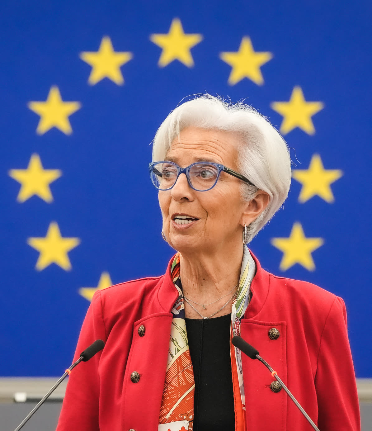 Christine Lagarde al microfono davanti alla bandiera dell'Unione europea